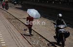 Menerobos Jalur Tengah Rel Kereta Api