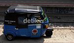 Menerobos Jalur Tengah Rel Kereta Api