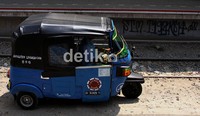 Tidak hanya motor bajaj pun ikut melintas di jalur tersebut.