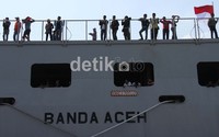 Kapal berangkat pukul 11.00 WIB.