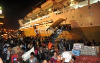 Ribuan pemudik asal Kalimantan Timur, turun dari kapal Bukit Siguntang di Pelabuhan Makassar. Muhammad Nur Abdurrahman/detikcom.