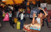 Seorang buruh mengangkat barang bawaan pemudik. Membludaknya jumlah pemudik membawa rezeki bagi buruh. Muhammad Nur Abdurrahman/detikcom.