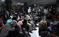 Ruang tunggu Pelabuhan Makassar tidak mampu menampung seluruh penumpang, sehingga banyak pemudik yang memilih menunggu di bagian luar. Muhammad Nur Abdurrahman/detikcom.