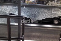 Kaca halte BKPM pecah yang diduga akibat lemparan benda keras. (Danu Damarjati/detikNews).
