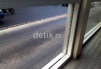 Kaca halte BKPM di dekat loket penjualan karcis terlihat lubang menganga sebesar 1x2 meter yang diduga akibat lemparan benda keras. (Danu Damarjati/detikNews).