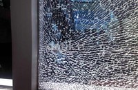 Selain halte BKPM, halte Jamsostek juga menjadi sasaran oleh orang tak dikenal tersebut. Kaca di sisi timur halte retak dan terdapat sebuah lubang kecil berdiameter 0,5 cm. (Danu Damarjati/detikNews).