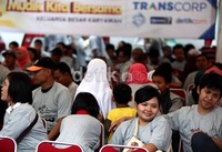Para peserta mudik gratis menunggu bus diberangkatkan di bawah tenda yang didirikan panitia di halaman gedung Trans Corp.