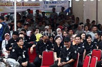 Jajaran direksi Trans Corp menghadiri pelepasan peserta mudik gratis.