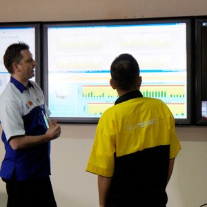 Telkomsel Dikawal Superman, Indosat Diperkuat Command Center