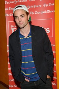 Gaya casual Robert Pattinson. Ben Gabbe/Getty Images.