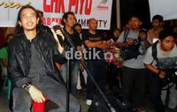 Sebelum berangkat mudik, Piyu menghibur penggemarnya di kantor E-Motion Entertainment, Jakarta, Rabu (15/8/2012). (Kanti/detikHOT)