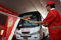 Para pemudik diberangkatkan dari lapangan parkir JIExpo Kemayoran Jakarta. (dok Indofood).