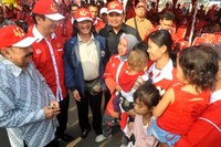 Para peserta mudik gratis menunggu bus diberangkatkan. (dok Indofood).