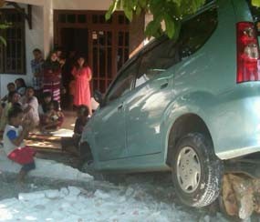 Ngantuk, Avanza Seruduk Rumah Warga