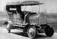 Kendaraan komersial berpenggerak 4 roda tercatat pertama kali diciptakan pada tahun 1907 oleh Daimler-Motoren-Gesellschaft (DMG). Tidak hanya menciptakan sistem penggerak 4 roda untuk kendaraan komersial, Dernburg-Wagen, keempat roda kendaraan komersial ciptaannya pun juga memiliki masing-masing kemudi yang dapat digunakan pada keadaan-keadaan tertentu. (dok Daimler)