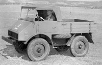Setelah menciptakan kendaraan komersial berpenggerak 4 roda pertama ini, tercatat hadir juga menciptakan kendaraan komersial populer Universalmotorgerat (Universal Motor Vehicle) atau Unimog di Jerman pada 1947. Kendaraan ini masih bertahan hingga kini. (dok Daimler)