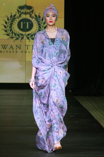 Iwan Tirta Plaza Indonesia Fashion Week Special Ramadhan 2012. Function Hall lantai 2. [Foto: Mohammad Abduh/Wolipop]