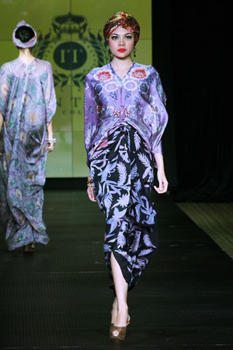 Iwan Tirta Plaza Indonesia Fashion Week Special Ramadhan 2012. Function Hall lantai 2. [Foto: Mohammad Abduh/Wolipop]