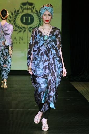 Iwan Tirta Plaza Indonesia Fashion Week Special Ramadhan 2012. Function Hall lantai 2. [Foto: Mohammad Abduh/Wolipop]