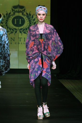 Iwan Tirta Plaza Indonesia Fashion Week Special Ramadhan 2012. Function Hall lantai 2. [Foto: Mohammad Abduh/Wolipop]