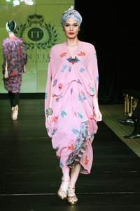 Iwan Tirta Plaza Indonesia Fashion Week Special Ramadhan 2012. Function Hall lantai 2. [Foto: Mohammad Abduh/Wolipop]