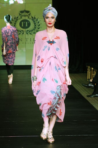 Iwan Tirta Plaza Indonesia Fashion Week Special Ramadhan 2012. Function Hall lantai 2. [Foto: Mohammad Abduh/Wolipop]