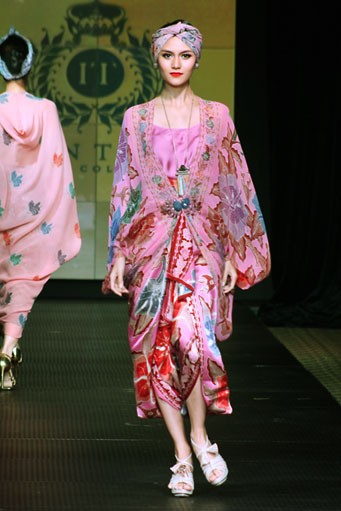 Iwan Tirta Plaza Indonesia Fashion Week Special Ramadhan 2012. Function Hall lantai 2. [Foto: Mohammad Abduh/Wolipop]