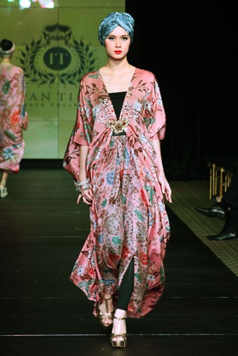Iwan Tirta Plaza Indonesia Fashion Week Special Ramadhan 2012. Function Hall lantai 2. [Foto: Mohammad Abduh/Wolipop]