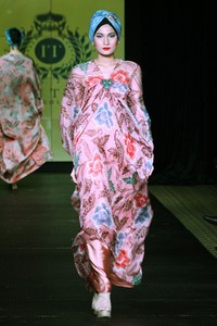 Iwan Tirta Plaza Indonesia Fashion Week Special Ramadhan 2012. Function Hall lantai 2. [Foto: Mohammad Abduh/Wolipop]