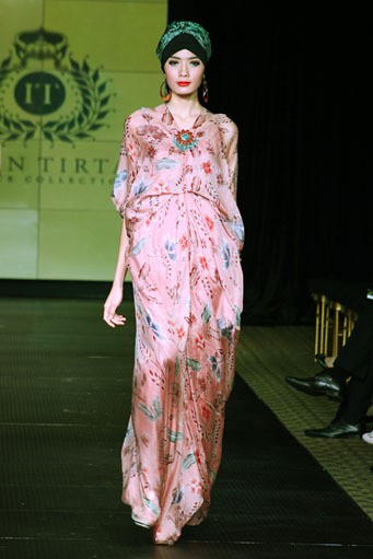 Iwan Tirta Plaza Indonesia Fashion Week Special Ramadhan 2012. Function Hall lantai 2. [Foto: Mohammad Abduh/Wolipop]