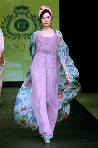 Iwan Tirta Plaza Indonesia Fashion Week Special Ramadhan 2012. Function Hall lantai 2. [Foto: Mohammad Abduh/Wolipop]