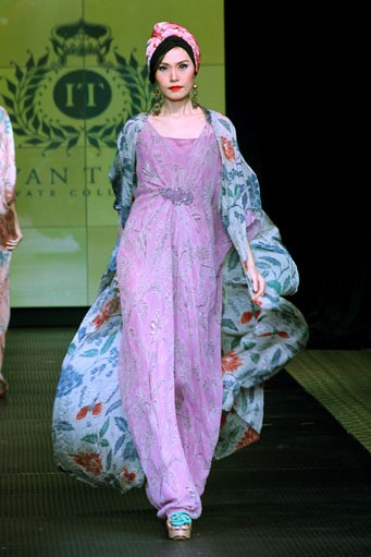 Iwan Tirta Plaza Indonesia Fashion Week Special Ramadhan 2012. Function Hall lantai 2. [Foto: Mohammad Abduh/Wolipop]