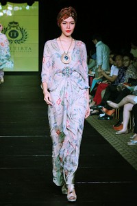Iwan Tirta Plaza Indonesia Fashion Week Special Ramadhan 2012. Function Hall lantai 2. [Foto: Mohammad Abduh/Wolipop]