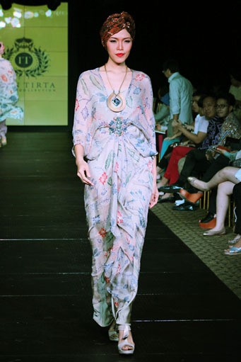Iwan Tirta Plaza Indonesia Fashion Week Special Ramadhan 2012. Function Hall lantai 2. [Foto: Mohammad Abduh/Wolipop]