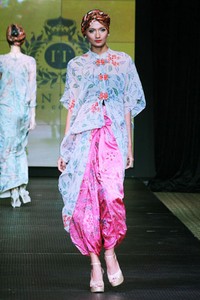 Iwan Tirta Plaza Indonesia Fashion Week Special Ramadhan 2012. Function Hall lantai 2. [Foto: Mohammad Abduh/Wolipop]