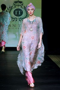 Iwan Tirta Plaza Indonesia Fashion Week Special Ramadhan 2012. Function Hall lantai 2. [Foto: Mohammad Abduh/Wolipop]
