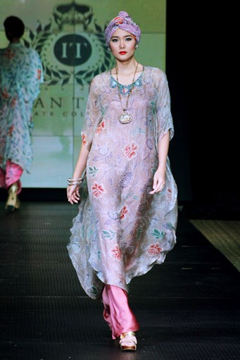 Iwan Tirta Plaza Indonesia Fashion Week Special Ramadhan 2012. Function Hall lantai 2. [Foto: Mohammad Abduh/Wolipop]