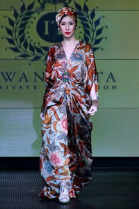 Iwan Tirta Plaza Indonesia Fashion Week Special Ramadhan 2012. Function Hall lantai 2. [Foto: Mohammad Abduh/Wolipop]