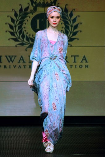 Iwan Tirta Plaza Indonesia Fashion Week Special Ramadhan 2012. Function Hall lantai 2. [Foto: Mohammad Abduh/Wolipop]