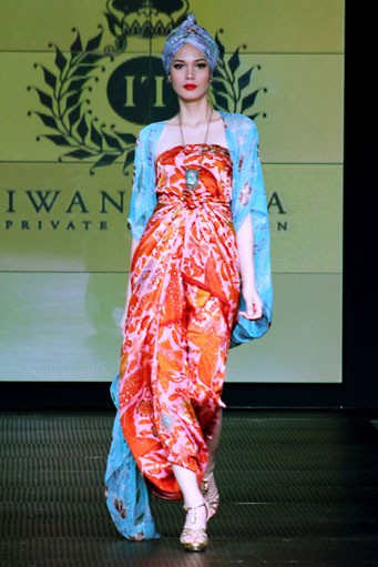Iwan Tirta Plaza Indonesia Fashion Week Special Ramadhan 2012. Function Hall lantai 2. [Foto: Mohammad Abduh/Wolipop]