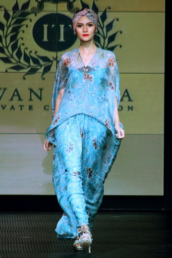 Iwan Tirta Plaza Indonesia Fashion Week Special Ramadhan 2012. Function Hall lantai 2. [Foto: Mohammad Abduh/Wolipop]