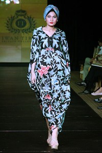 Iwan Tirta Plaza Indonesia Fashion Week Special Ramadhan 2012. Function Hall lantai 2. [Foto: Mohammad Abduh/Wolipop]