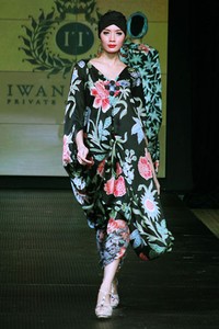 Iwan Tirta Plaza Indonesia Fashion Week Special Ramadhan 2012. Function Hall lantai 2. [Foto: Mohammad Abduh/Wolipop]