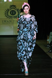 Iwan Tirta Plaza Indonesia Fashion Week Special Ramadhan 2012. Function Hall lantai 2. [Foto: Mohammad Abduh/Wolipop]
