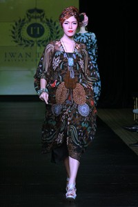 Iwan Tirta Plaza Indonesia Fashion Week Special Ramadhan 2012. Function Hall lantai 2. [Foto: Mohammad Abduh/Wolipop]