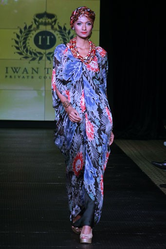 Iwan Tirta Plaza Indonesia Fashion Week Special Ramadhan 2012. Function Hall lantai 2. [Foto: Mohammad Abduh/Wolipop]