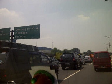 Padat Pemudik, Gerbang Tol Cikopo Antre 4 Kilometer