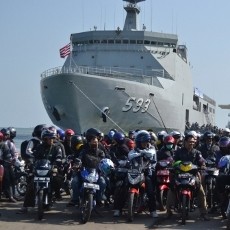 Ribuan Pemudik Bermotor dengan KRI Banda Aceh Tiba di Semarang