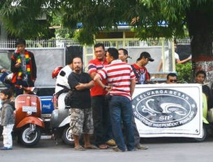 Komunitas Vespa Bagi-bagi Takjil di Pemalang