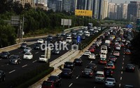 Kemacetan panjang juga menjadi momok kota Beijing, China seperti nampak di ruas jalan dari Bandara Internasional Bejing menunju pusat kota.